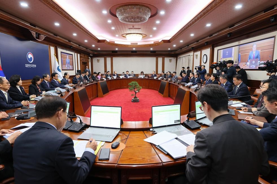 한덕수 대통령 권한대행 국무총리가 14일 세종대로 정부서울청사에서 열린 국무회의를 주재, 모두발언을 하고 있다.