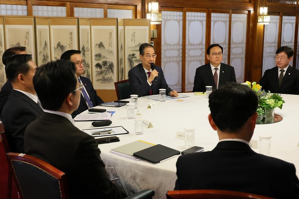 한덕수 대통령 권한대행 국무총리가 14일 삼청동 총리서울공관에서 경제안보전략TF 회의를 주재하고 있다.