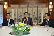 한덕수 대통령 권한대행 국무총리가 14일 삼청동 총리서울공관에서 경제안보전략TF 회의를 주재하고 있다.
