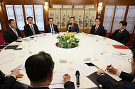 한덕수 대통령 권한대행 국무총리가 14일 삼청동 총리서울공관에서 경제안보전략TF 회의를 주재하고 있다.