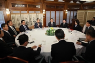 한덕수 대통령 권한대행 국무총리가 14일 삼청동 총리서울공관에서 경제안보전략TF 회의를 주재하고 있다.