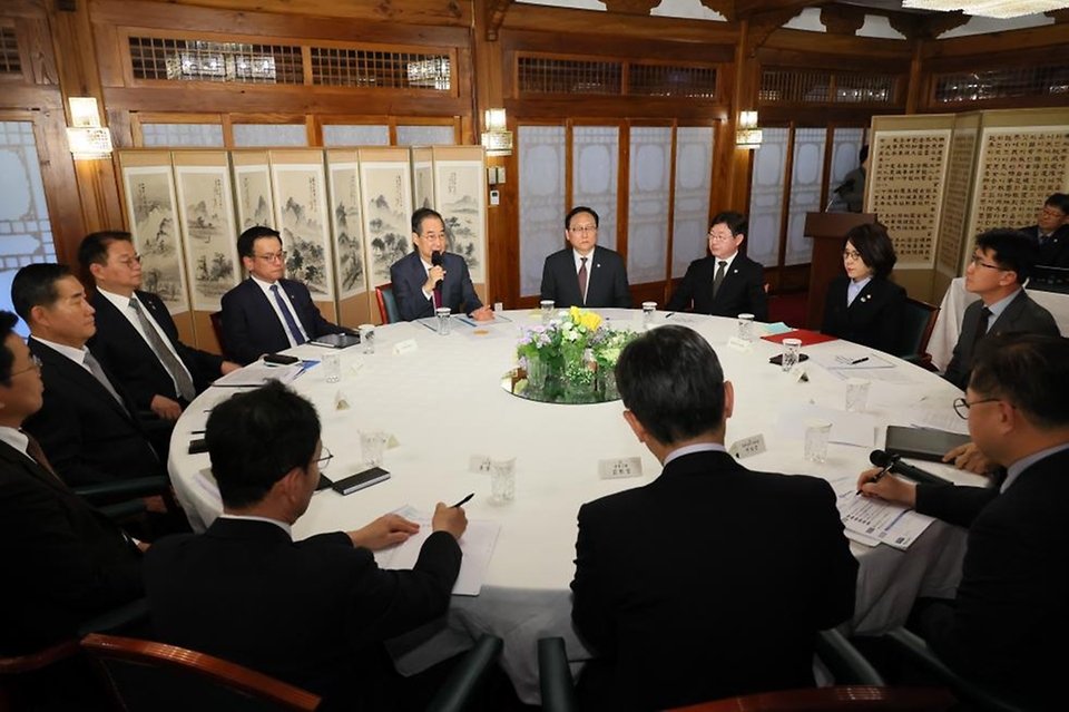 한덕수 대통령 권한대행 국무총리가 14일 삼청동 총리서울공관에서 경제안보전략TF 회의를 주재하고 있다.