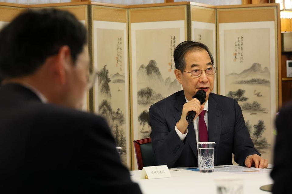 한덕수 대통령 권한대행 국무총리가 14일 삼청동 총리서울공관에서 경제안보전략TF 회의를 주재하고 있다.