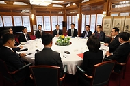 한덕수 대통령 권한대행 국무총리가 14일 삼청동 총리서울공관에서 경제안보전략TF 회의를 주재하고 있다.