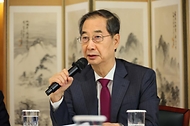 한덕수 대통령 권한대행 국무총리가 14일 삼청동 총리서울공관에서 경제안보전략TF 회의를 주재하고 있다.