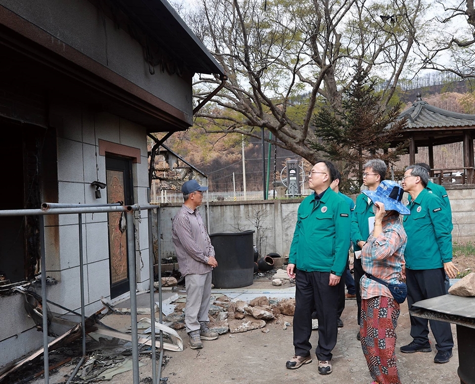 이한경 행안부 재난안전관리본부장이 18일 오후 경북 청송군 산불 피해 마을 주택 현장을 살펴보고 있다.