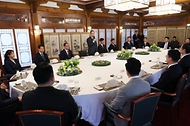 한덕수 대통령 권한대행 국무총리가 18일 총리서울공관에서 현장 경찰관 격려 오찬을 하고 있다.
