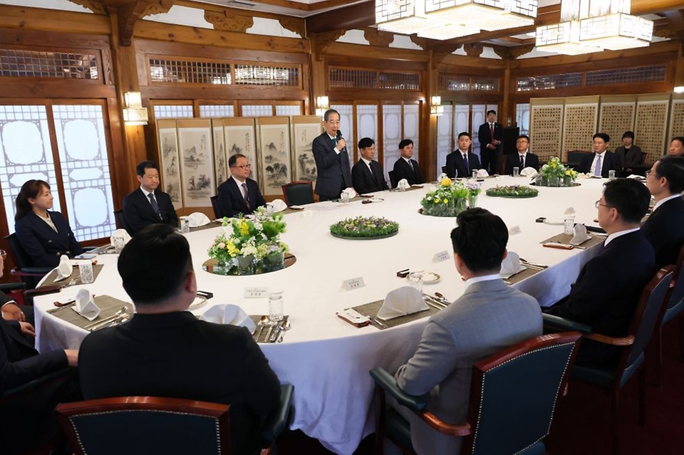 한덕수 대통령 권한대행 국무총리가 18일 총리서울공관에서 현장 경찰관 격려 오찬을 하고 있다.