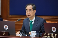 한덕수 대통령 권한대행 국무총리가 18일 세종대로 정부서울청사에서 열린 임시 국무회의를 주재, 모두발언을 하고 있다.