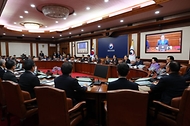 한덕수 대통령 권한대행 국무총리가 18일 세종대로 정부서울청사에서 열린 임시 국무회의를 주재, 모두발언을 하고 있다.