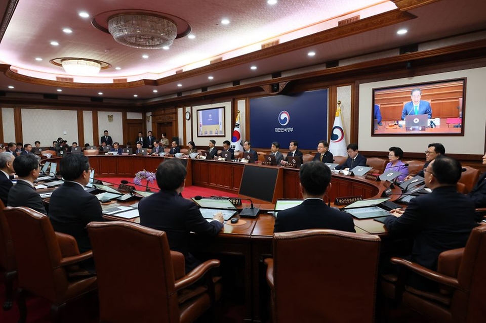 한덕수 대통령 권한대행 국무총리가 18일 세종대로 정부서울청사에서 열린 임시 국무회의를 주재, 모두발언을 하고 있다.