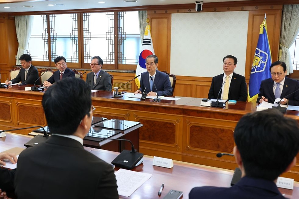 한덕수 대통령 권한대행 국무총리가 21일 세종대로 정부서울청사에서 경제안보전략TF 회의를 주재하고 있다.
