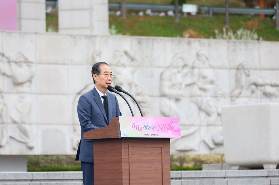 한덕수 대통령 권한대행 국무총리가 19일 강북구 국립 4·19민주묘지에서 열린 제65주년 4·19 혁명 기념식에서 분향·헌화 및 기념사를 하고 있다.
