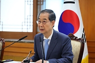 한덕수 대통령 권한대행 국무총리가 21일 세종대로 정부서울청사에서 경제안보전략TF 회의를 주재하고 있다.