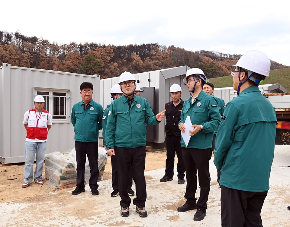 이한경 행안부 재난안전관리본부장이 18일 오후 경북 청송군 산불 피해 마을 주택 현장을 살펴보고 있다.
