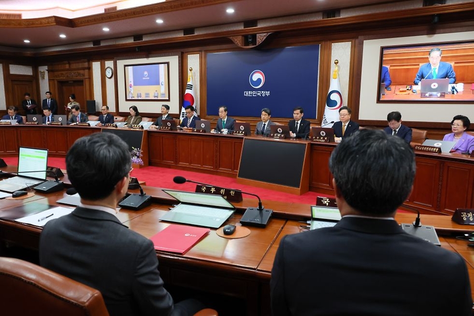 한덕수 대통령 권한대행 국무총리가 18일 세종대로 정부서울청사에서 열린 임시 국무회의를 주재, 모두발언을 하고 있다.