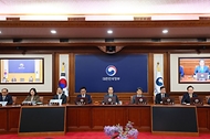 한덕수 대통령 권한대행 국무총리가 18일 세종대로 정부서울청사에서 열린 임시 국무회의를 주재, 모두발언을 하고 있다.