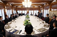 한덕수 대통령 권한대행 국무총리가 18일 총리서울공관에서 현장 경찰관 격려 오찬을 하고 있다.