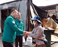 이한경 행안부 재난안전관리본부장이 18일 오후 경북 청송군 산불 피해 마을 주택 현장을 살펴보고 있다.