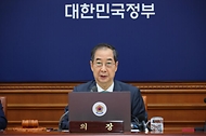 한덕수 대통령 권한대행 국무총리가 18일 세종대로 정부서울청사에서 열린 임시 국무회의를 주재, 모두발언을 하고 있다.