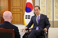 한덕수 대통령 권한대행 국무총리가 17일 세종대로 정부서울청사에서 英 언론사 Financial Times와 인터뷰를 하고 있다.