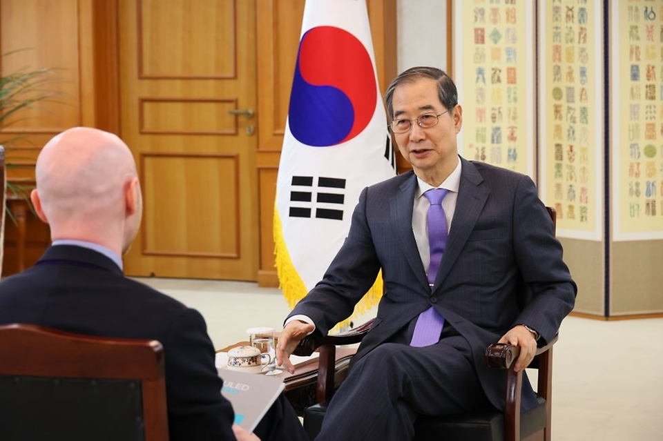 한덕수 대통령 권한대행 국무총리가 17일 세종대로 정부서울청사에서 英 언론사 Financial Times와 인터뷰를 하고 있다.
