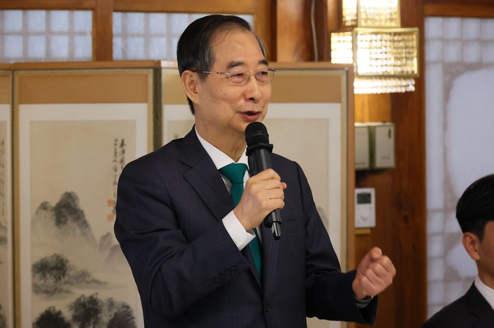 한덕수 대통령 권한대행 국무총리가 18일 총리서울공관에서 현장 경찰관 격려 오찬을 하고 있다.