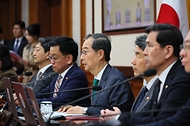 한덕수 대통령 권한대행 국무총리가 18일 세종대로 정부서울청사에서 열린 임시 국무회의를 주재, 모두발언을 하고 있다.