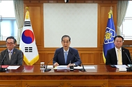 한덕수 대통령 권한대행 국무총리가 21일 세종대로 정부서울청사에서 경제안보전략TF 회의를 주재하고 있다.
