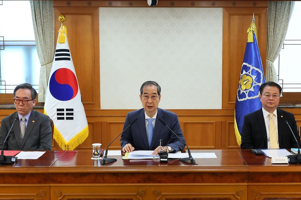 한덕수 대통령 권한대행 국무총리가 21일 세종대로 정부서울청사에서 경제안보전략TF 회의를 주재하고 있다.
