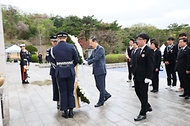 한덕수 대통령 권한대행 국무총리가 19일 강북구 국립 4·19민주묘지에서 열린 제65주년 4·19 혁명 기념식에서 분향·헌화 및 기념사를 하고 있다.