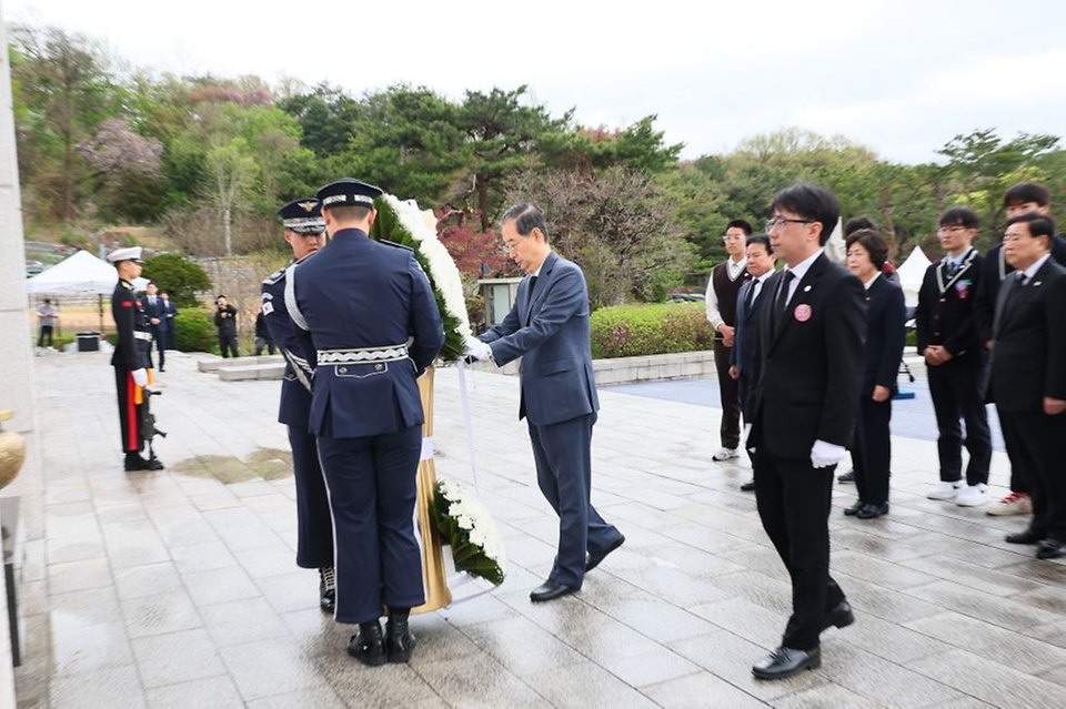 한덕수 대통령 권한대행 국무총리가 19일 강북구 국립 4·19민주묘지에서 열린 제65주년 4·19 혁명 기념식에서 분향·헌화 및 기념사를 하고 있다.