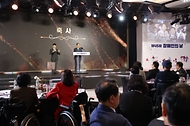 한덕수 대통령 권한대행 국무총리가 18일 서울 페어몬트 앰배서더 호텔에서 열린 장애인의 날 기념식에서 축사를 하고 있다.