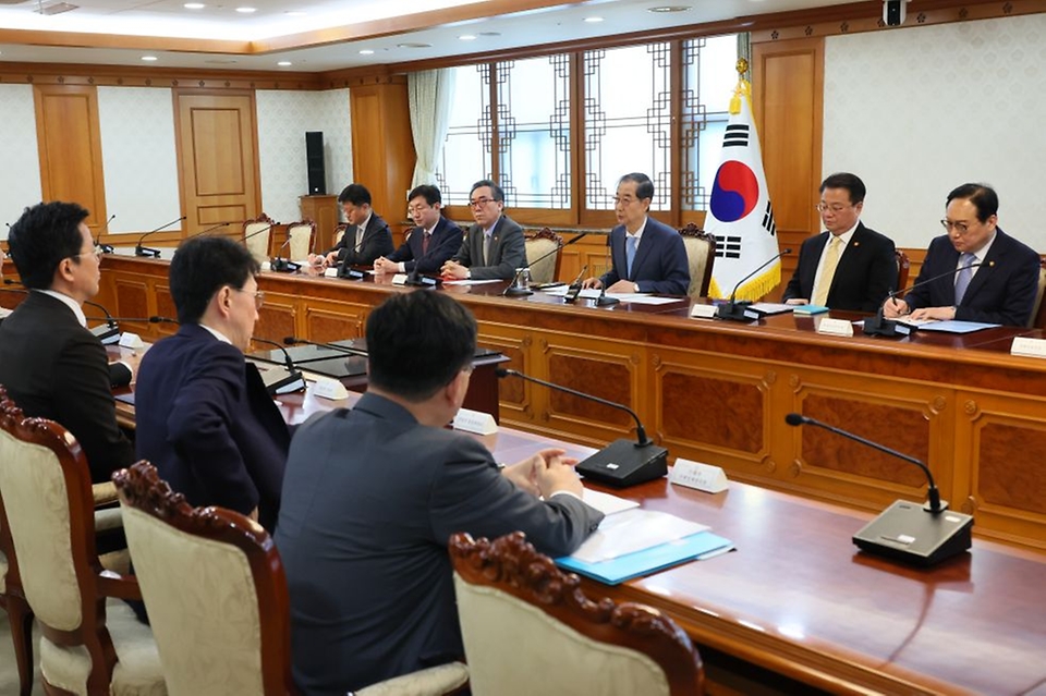 한덕수 대통령 권한대행 국무총리가 21일 세종대로 정부서울청사에서 경제안보전략TF 회의를 주재하고 있다.