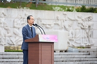 한덕수 대통령 권한대행 국무총리가 19일 강북구 국립 4·19민주묘지에서 열린 제65주년 4·19 혁명 기념식에서 분향·헌화 및 기념사를 하고 있다.