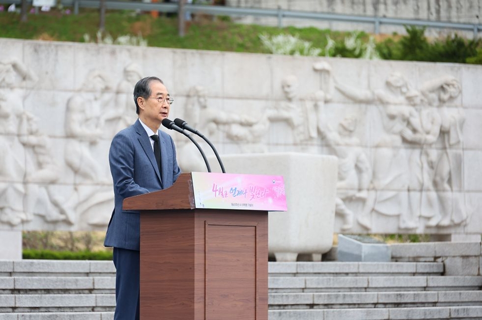 한덕수 대통령 권한대행 국무총리가 19일 강북구 국립 4·19민주묘지에서 열린 제65주년 4·19 혁명 기념식에서 분향·헌화 및 기념사를 하고 있다.