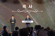 한덕수 대통령 권한대행 국무총리가 18일 서울 페어몬트 앰배서더 호텔에서 열린 장애인의 날 기념식에서 축사를 하고 있다.