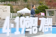 한덕수 대통령 권한대행 국무총리가 19일 강북구 국립 4·19민주묘지에서 열린 제65주년 4·19 혁명 기념식에서 분향·헌화 및 기념사를 하고 있다.