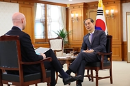 한덕수 대통령 권한대행 국무총리가 17일 세종대로 정부서울청사에서 英 언론사 Financial Times와 인터뷰를 하고 있다.
