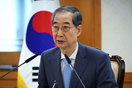 한덕수 대통령 권한대행 국무총리가 21일 세종대로 정부서울청사에서 경제안보전략TF 회의를 주재하고 있다.