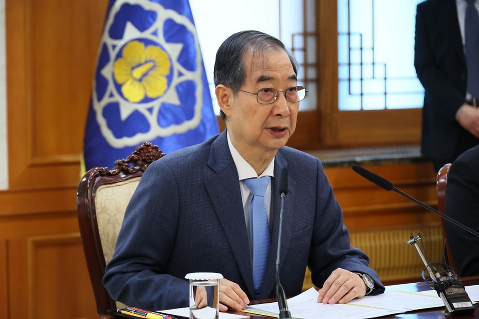 한덕수 대통령 권한대행 국무총리가 21일 세종대로 정부서울청사에서 경제안보전략TF 회의를 주재하고 있다.
