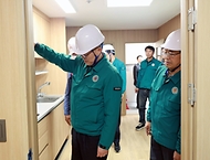 이한경 행안부 재난안전관리본부장이 18일 오후 경북 청송군 산불 피해 마을 주택 현장을 살펴보고 있다.
