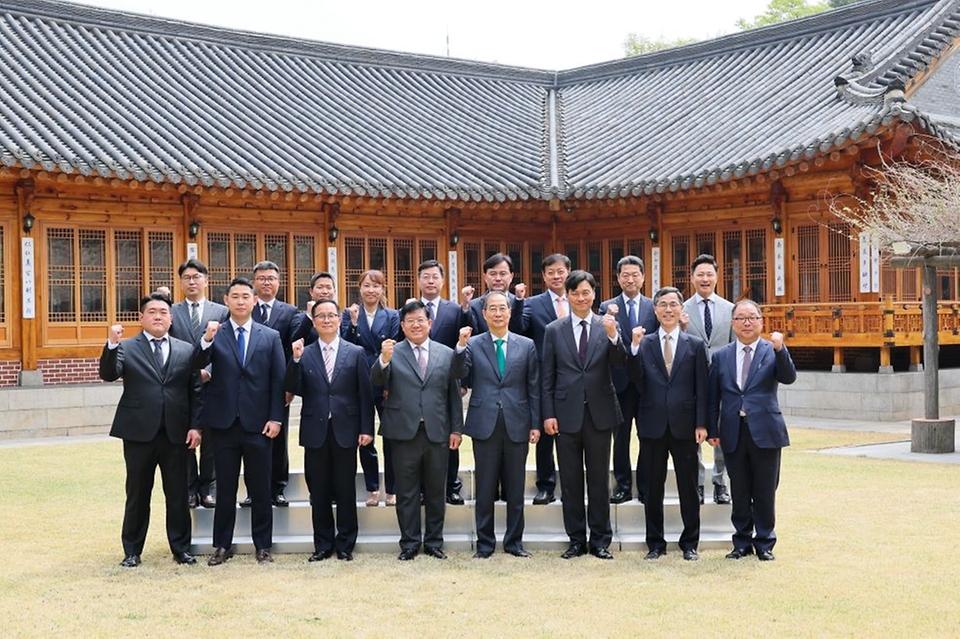 한덕수 대통령 권한대행 국무총리가 18일 총리서울공관에서 현장 경찰관 격려 오찬을 하고 있다.