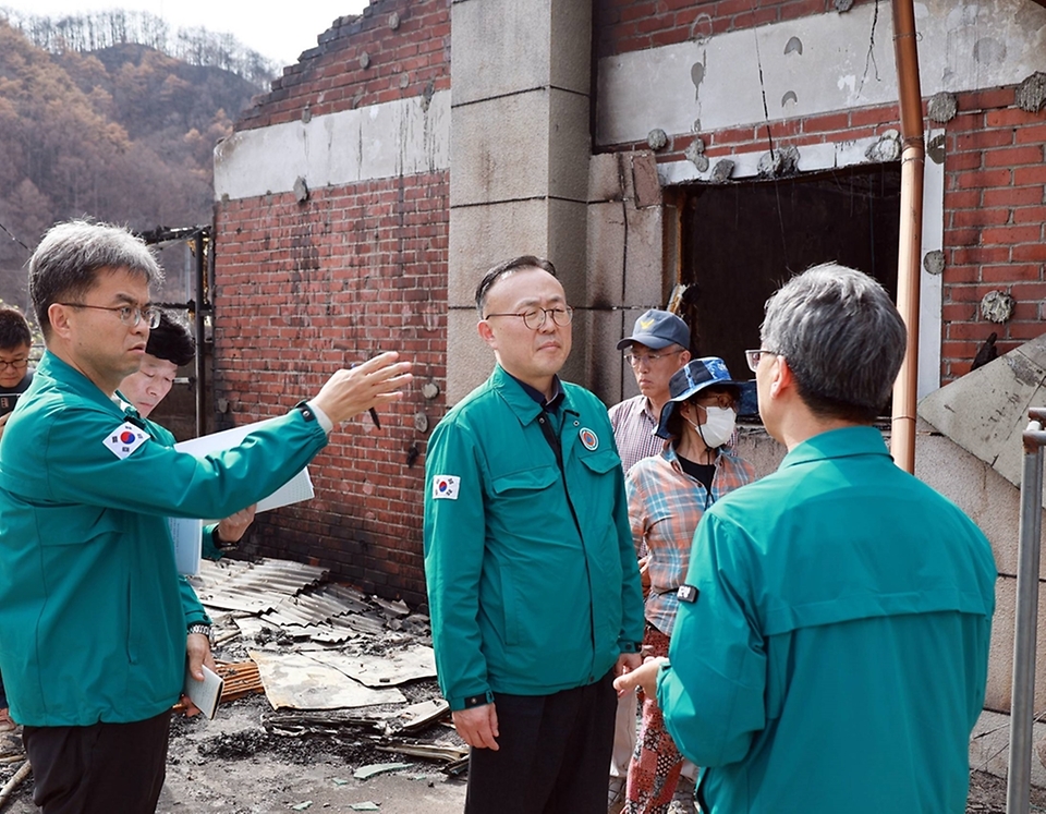 이한경 행안부 재난안전관리본부장이 18일 오후 경북 청송군 산불 피해 마을 주택 현장을 살펴보고 있다.