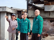 이한경 행안부 재난안전관리본부장이 18일 오후 경북 청송군 산불 피해 마을 주택 현장을 살펴보고 있다.