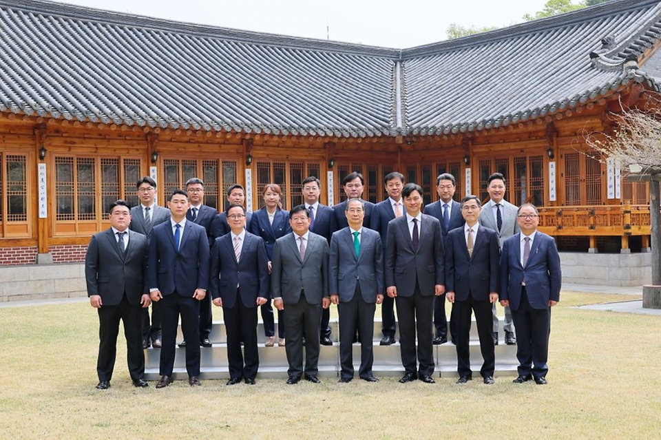 한덕수 대통령 권한대행 국무총리가 18일 총리서울공관에서 현장 경찰관 격려 오찬을 하고 있다.