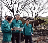 이한경 행안부 재난안전관리본부장이 18일 오후 경북 청송군 산불 피해 마을 주택 현장을 살펴보고 있다.