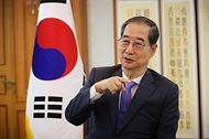 한덕수 대통령 권한대행 국무총리가 17일 세종대로 정부서울청사에서 英 언론사 Financial Times와 인터뷰를 하고 있다.