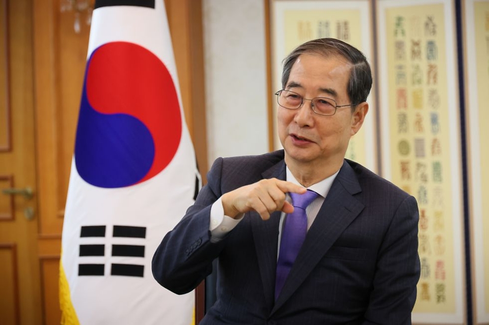 한덕수 대통령 권한대행 국무총리가 17일 세종대로 정부서울청사에서 英 언론사 Financial Times와 인터뷰를 하고 있다.