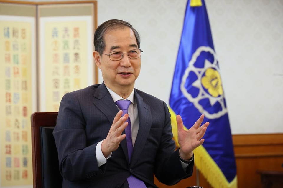 한덕수 대통령 권한대행 국무총리가 17일 세종대로 정부서울청사에서 英 언론사 Financial Times와 인터뷰를 하고 있다.